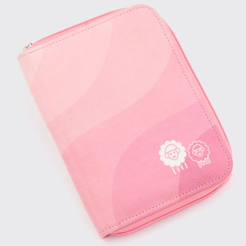 Estojo rosa em material sintético com dois desenhos de ovelhas e fecho de zíper