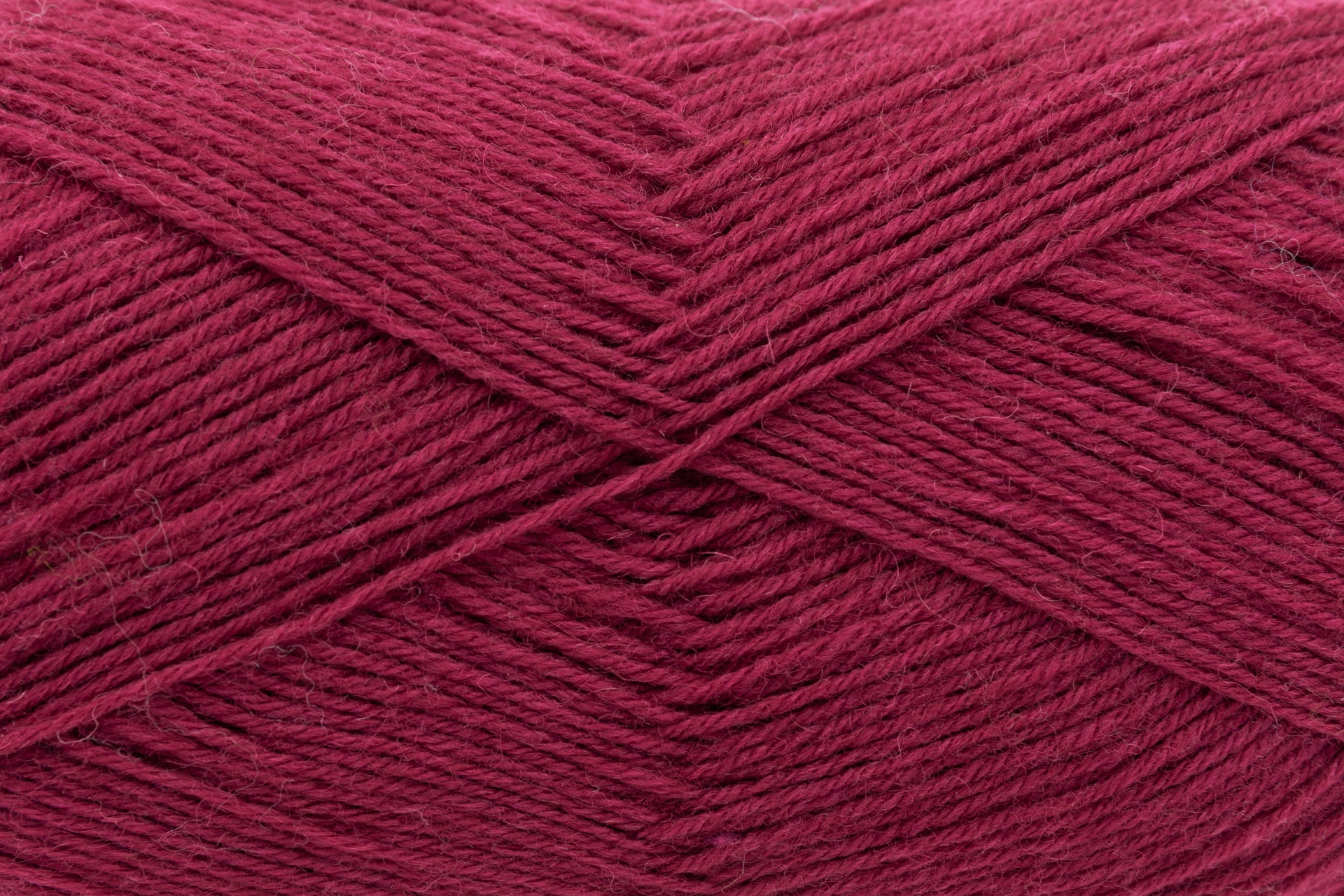 Novelo de lã bordeaux com textura entrelaçada