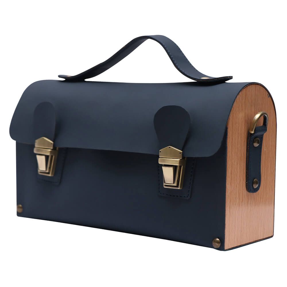 Mala de mão azul escura com corpo em madeira clara e fechos dourados