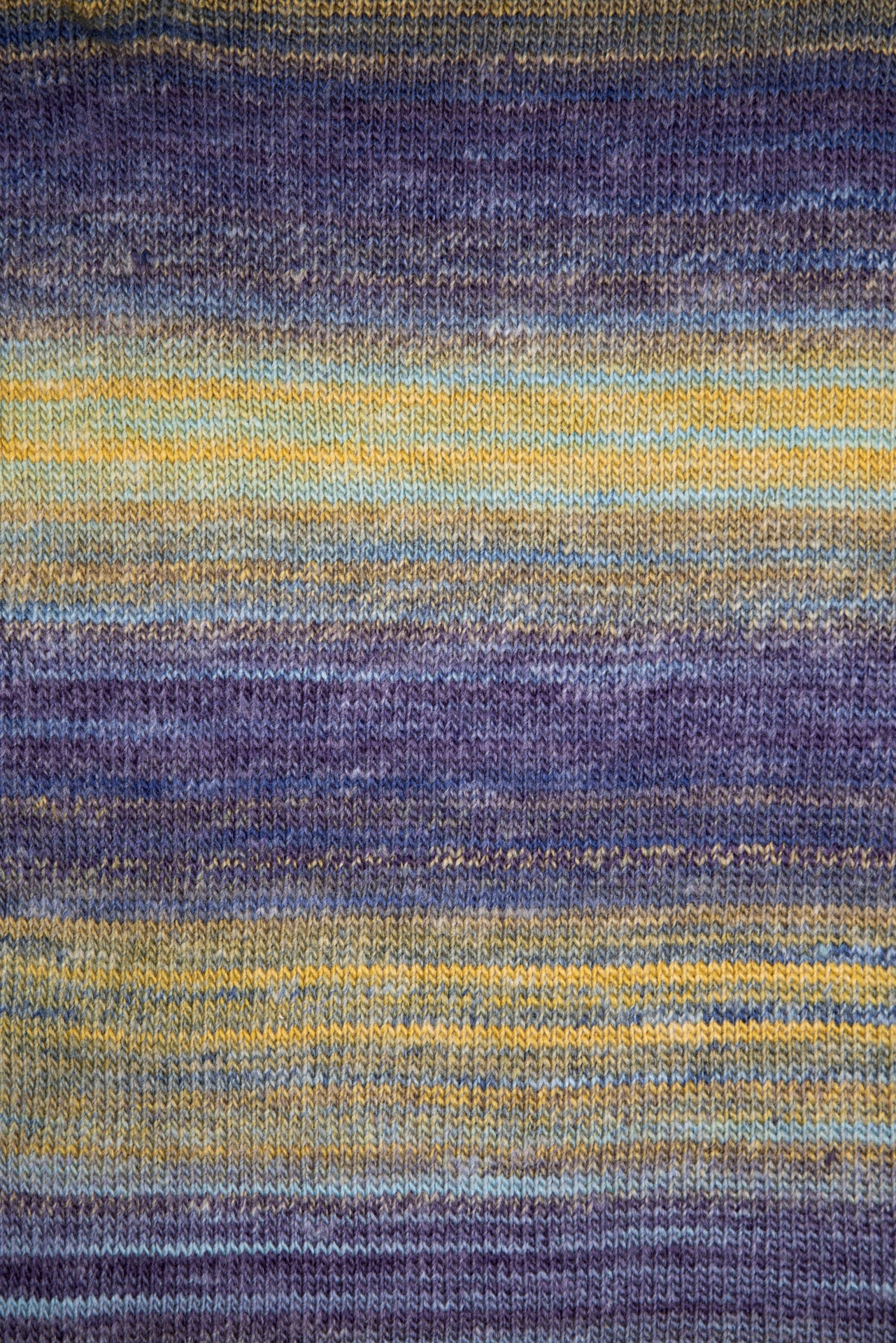 Tecido de malha listrado colorido em tons de roxo, amarelo, azul claro e cinza