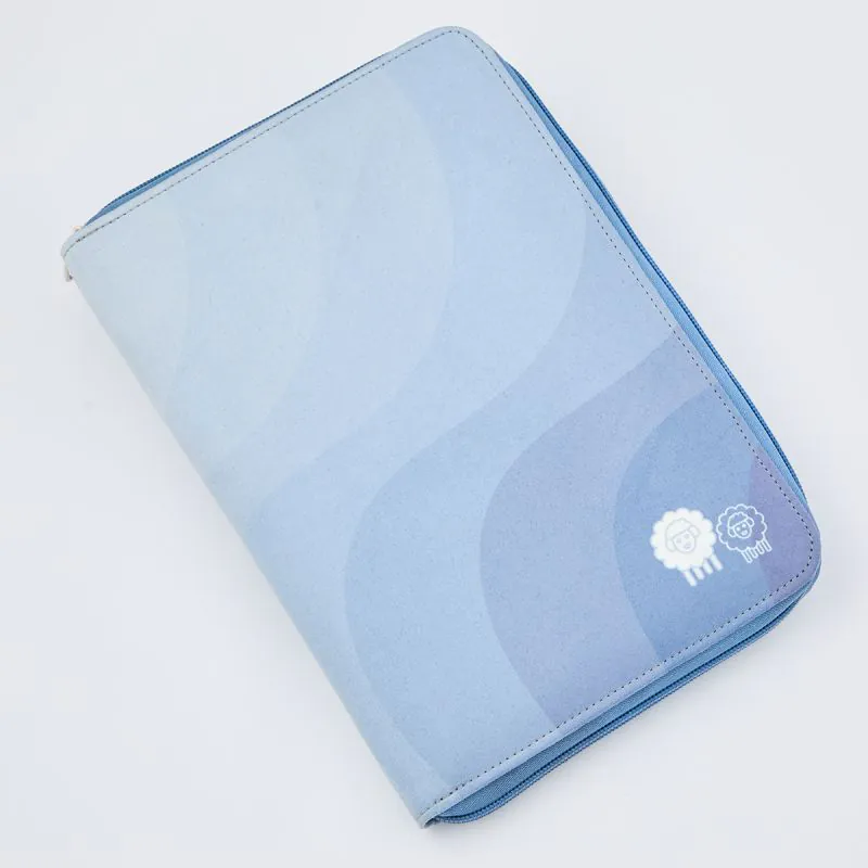 Pasta azul claro com padrões ondulados e logótipos brancos