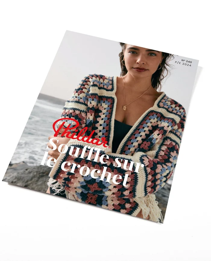 Revista com mulher vestida com casaco de crochet colorido em praia