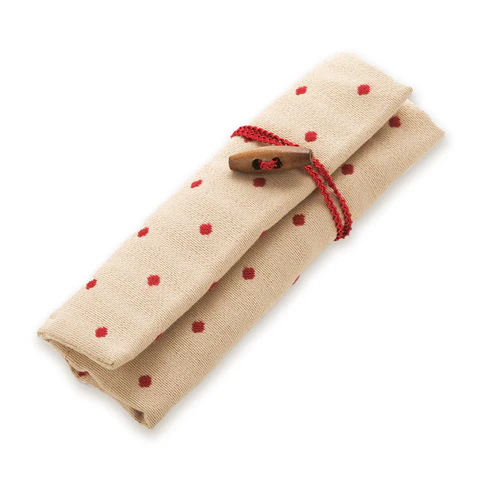 Estojo ou bolsa de tecido bege com pontos vermelhos e fecho de cordão vermelho com botão de madeira