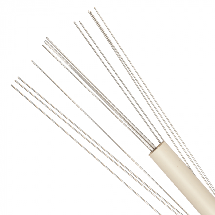 Cabo de fibra óptica branco com filamentos finos saindo da extremidade