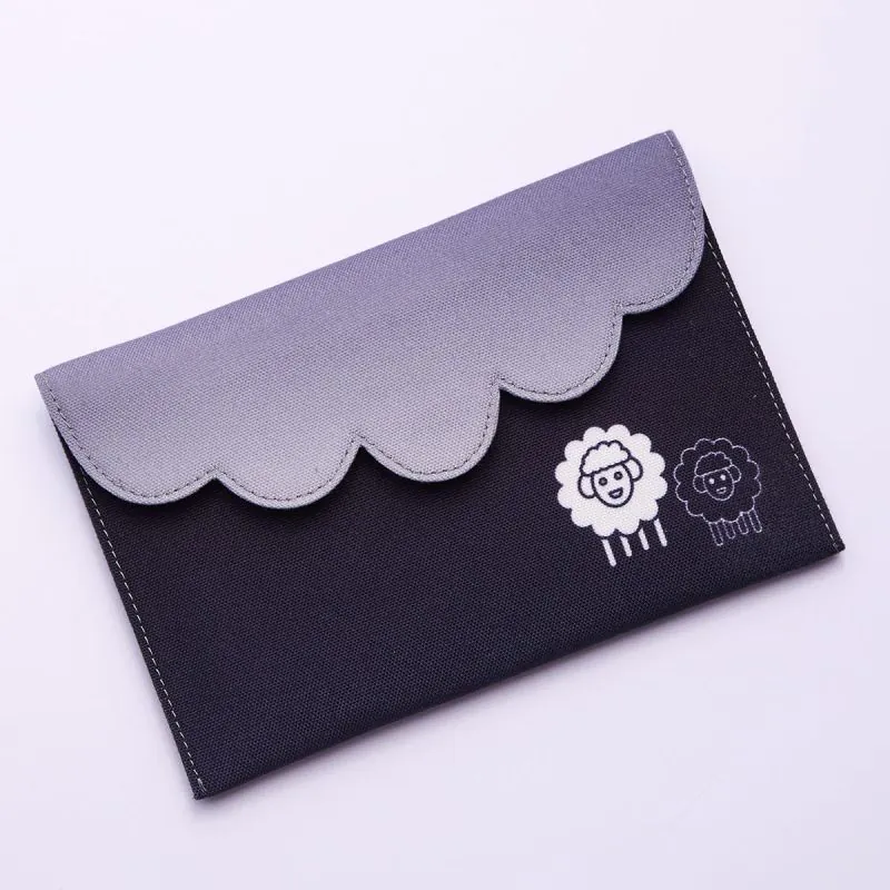 Carteira preta e cinza com aba ondulada e desenhos de ovelhas