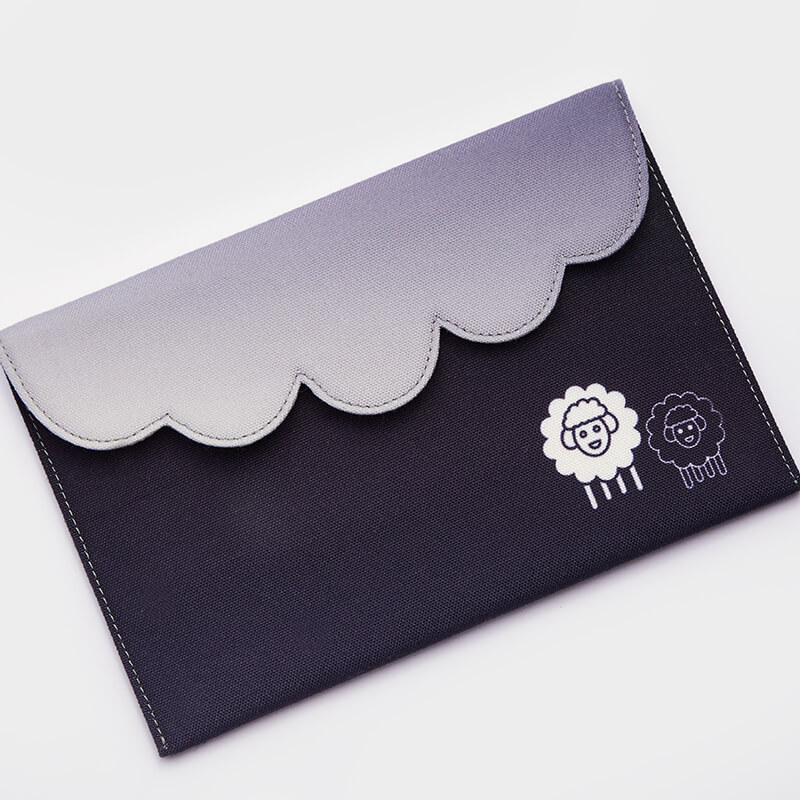 Envelope cinzento com aba ondulada e desenhos de duas ovelhas