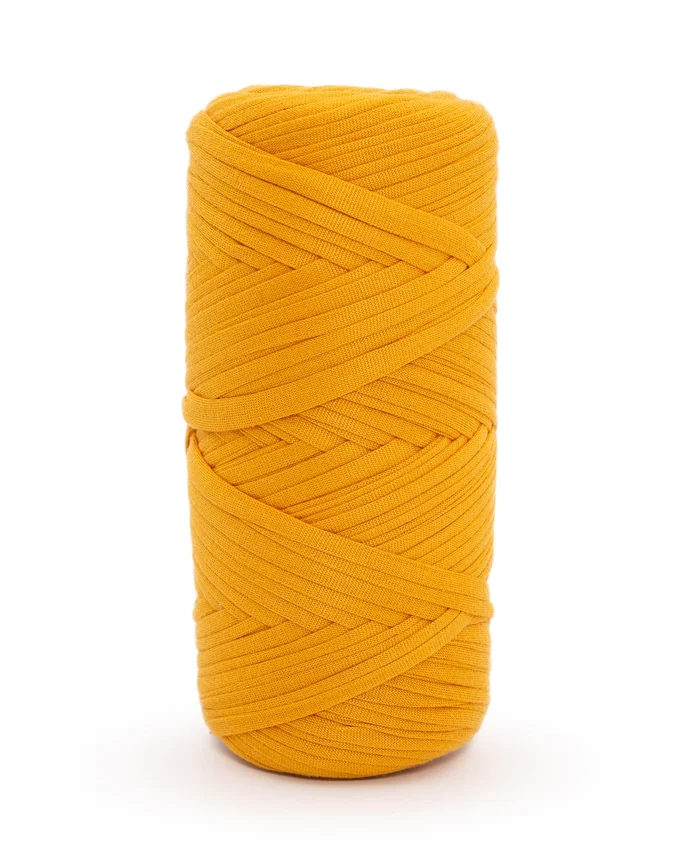 Rolo de cordão amarelo cilíndrico com textura de tecido trançado