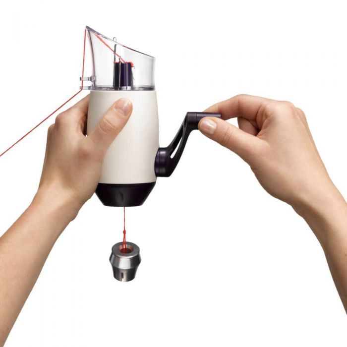 aparelho manual para encher linhas com alça preta e linha vermelha