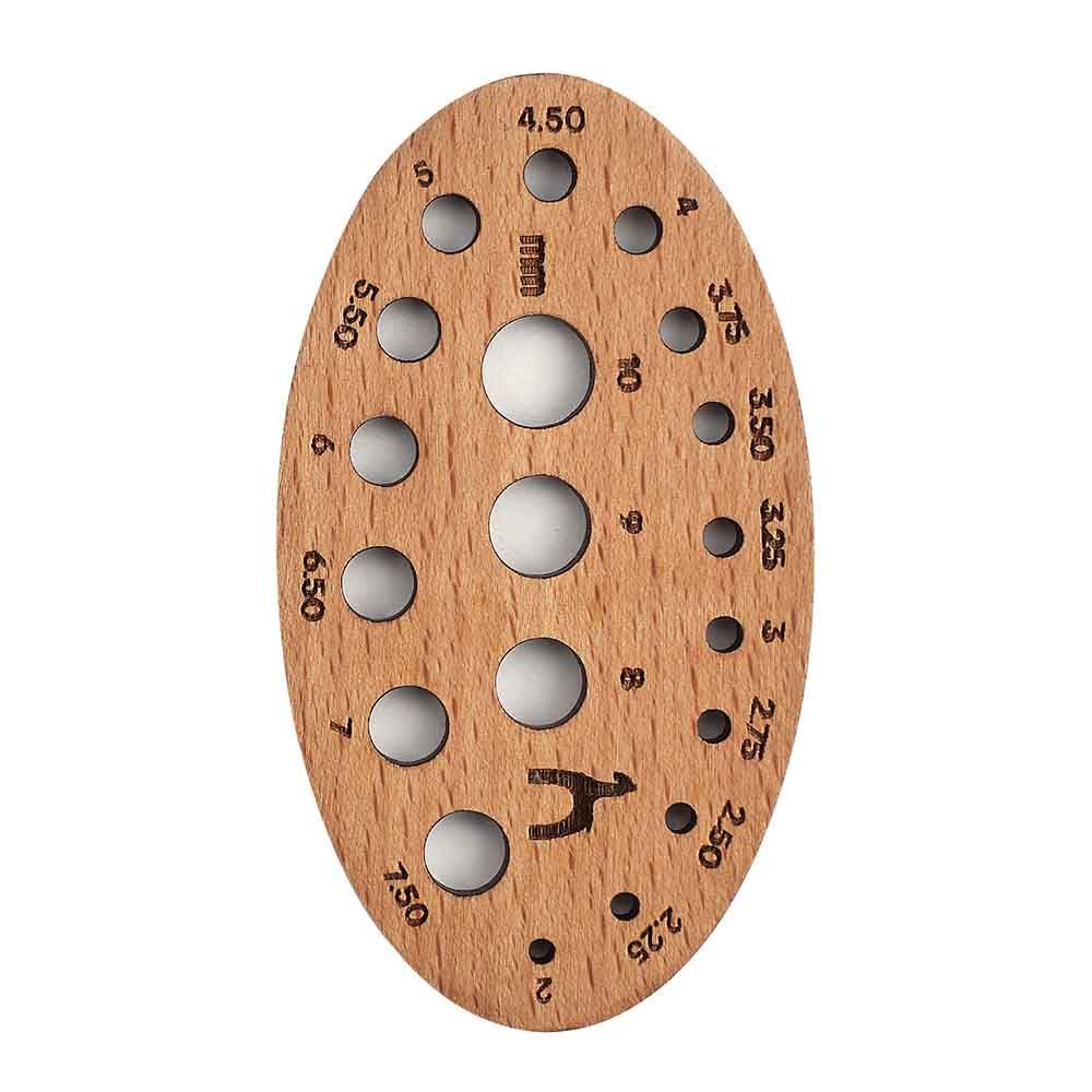 Placa oval de madeira clara com furos e números para medição