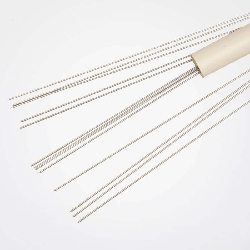 Varal para roupas com cordas brancas e estrutura cilíndrica bege