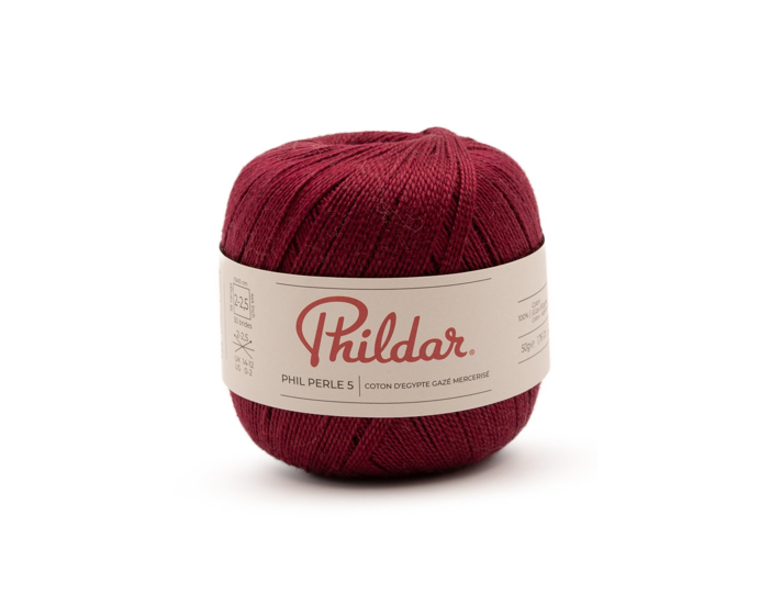 Novelo de lã bordô com rótulo branco da marca Phildar