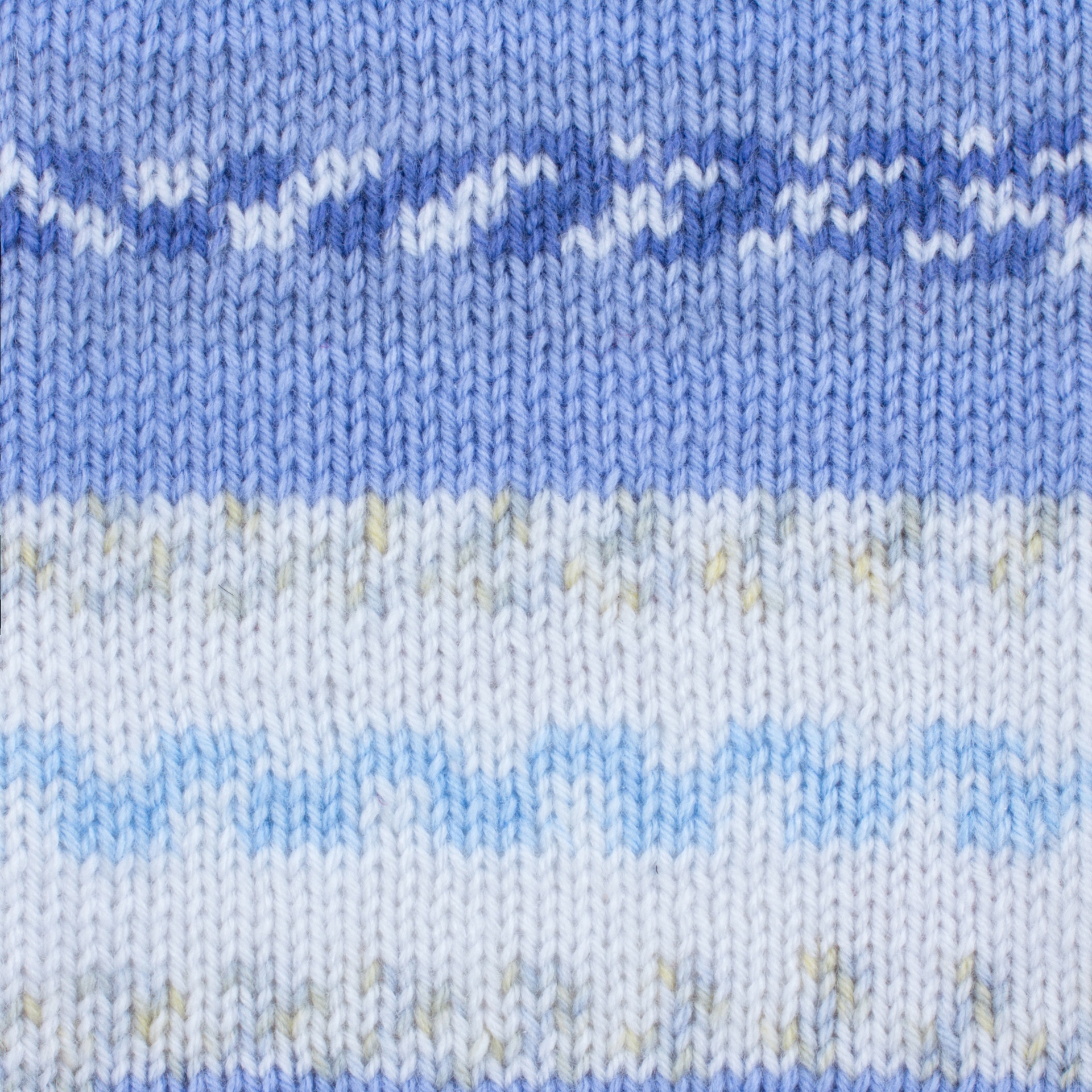 Tecido de malha azul e branco com padrão de riscas e zig-zag