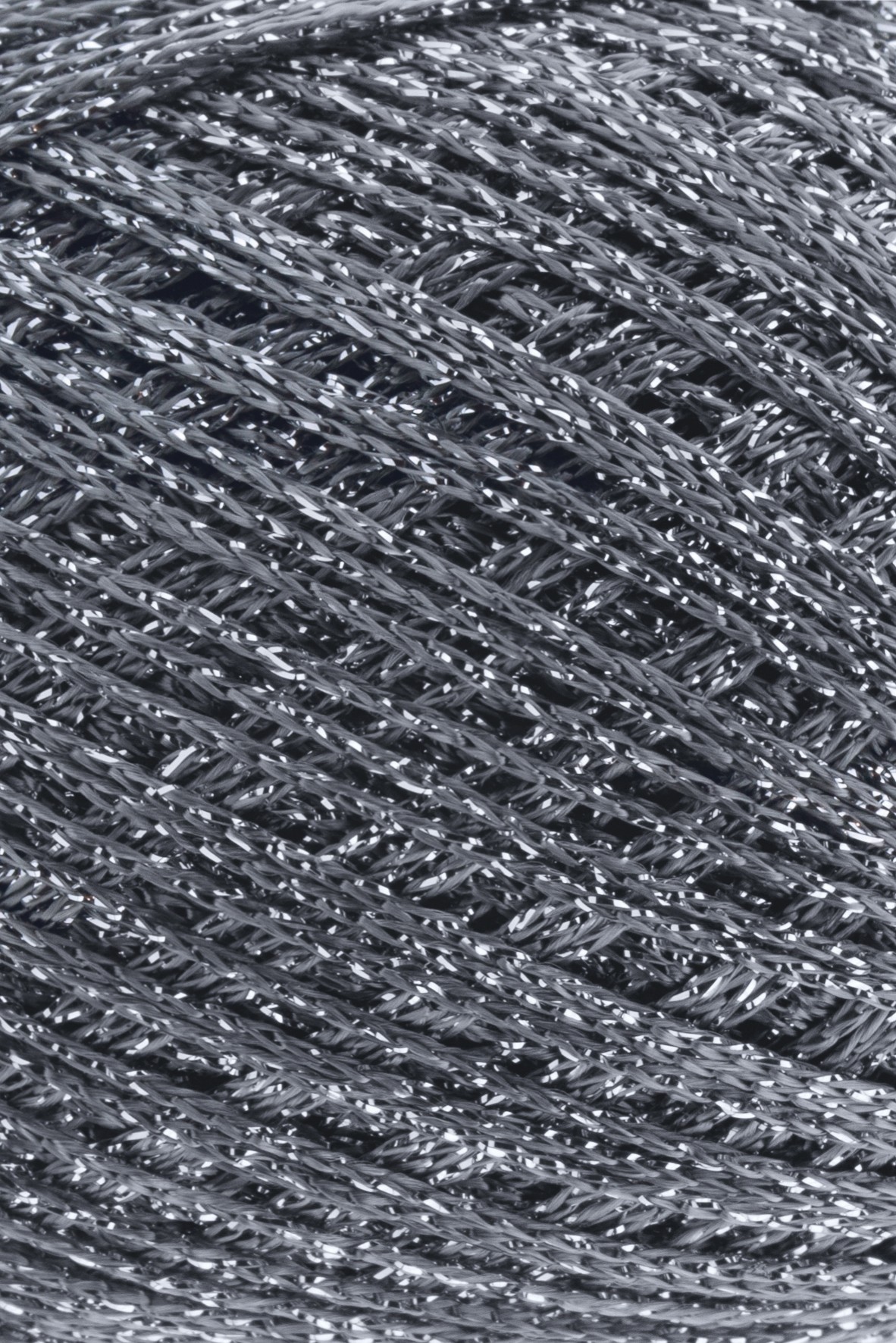Close-up de corda metálica cinza escura entrelaçada