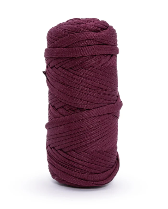 Rolo de fio ou trapilho bordô enrolado