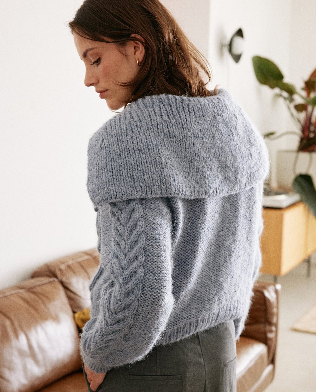 Camisola de malha grossa cinzento claro com padrão de trança e gola larga
