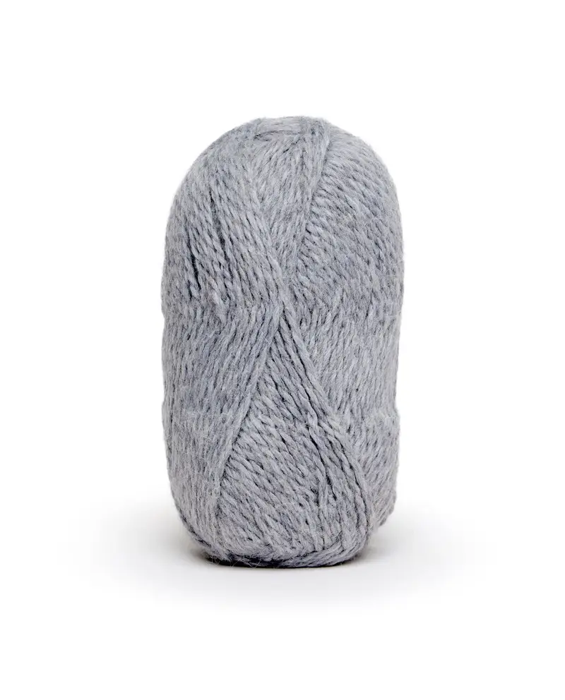 Novelo de lã cinzenta em fundo branco