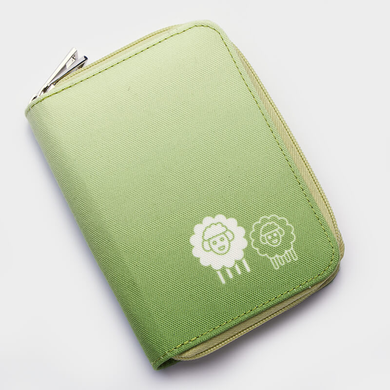 Carteira verde com estampas de carneiros brancos