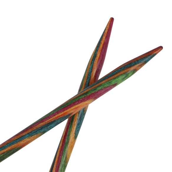 Paus de madeira multicoloridos com padrão listrado