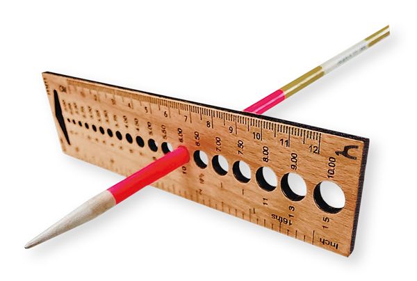 Régua triangular de madeira com marcações e lápis colorido atravessado