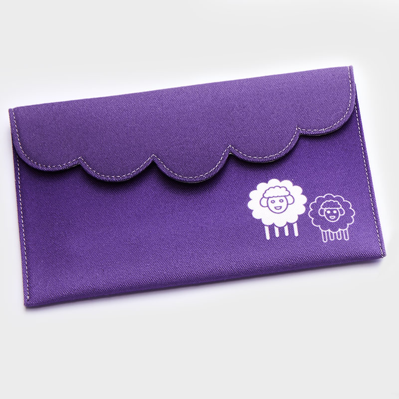 Carteira ou estojo roxo com fecho e desenho de carneirinhos