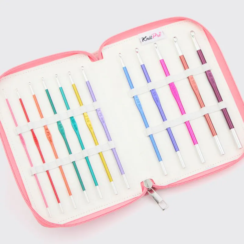 Conjunto de agulhas de crochet coloridas num estojo branco com fecho rosa.