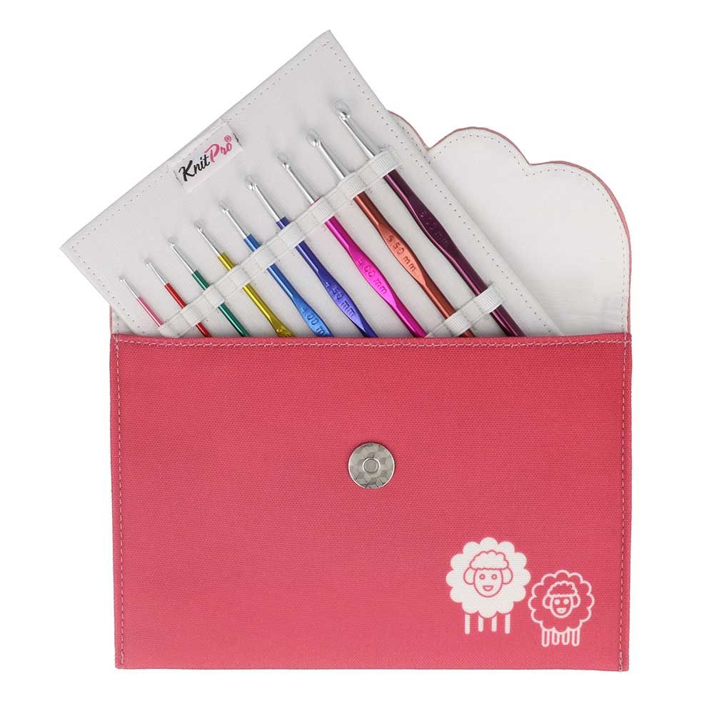 Conjunto colorido de agulhas de crochet com estojo rosa e desenho de ovelhas