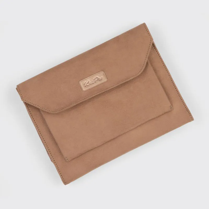 Carteira ou bolsa castanho claro com placa metálica e aba