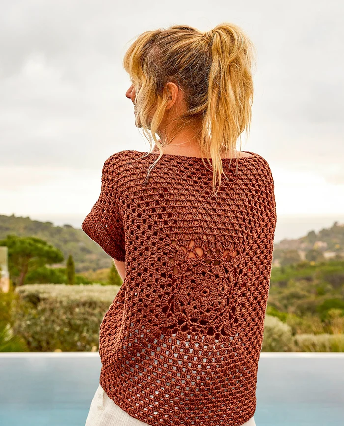 Camisola de malha crochet castanho avermelhado com padrão aberto nas costas