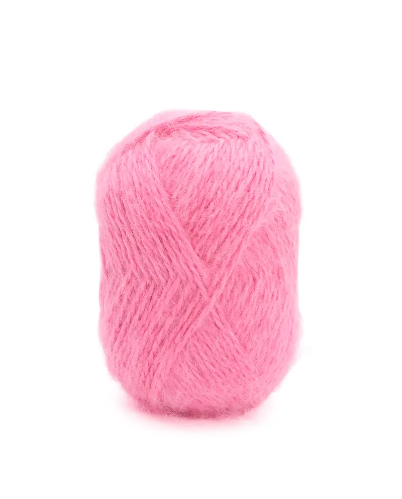 Novelo de lã cor-de-rosa, textura macia, sem etiquetas, sobre fundo branco
