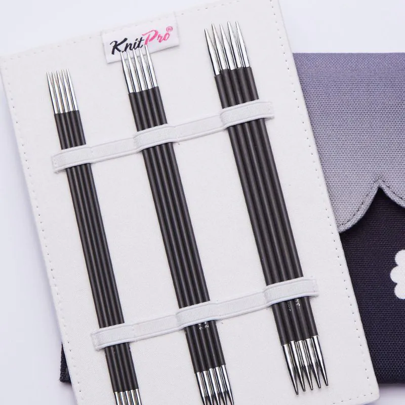 Conjunto de agulhas de tricô circulares com cabo negro organizadas numa carteira branca