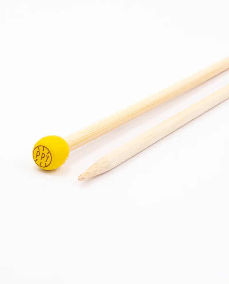 Martelo de madeira com cabeça amarela e bastão branco.