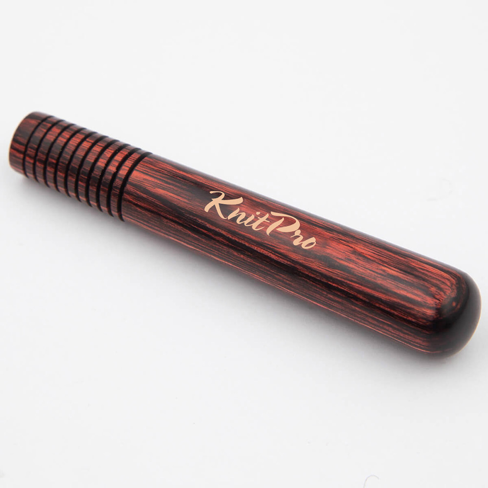 Estojo de madeira escura com inscrições douradas KnitPro