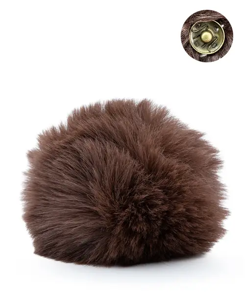 Pompon redondo castanho escuro de pelo sintético com fecho metálico