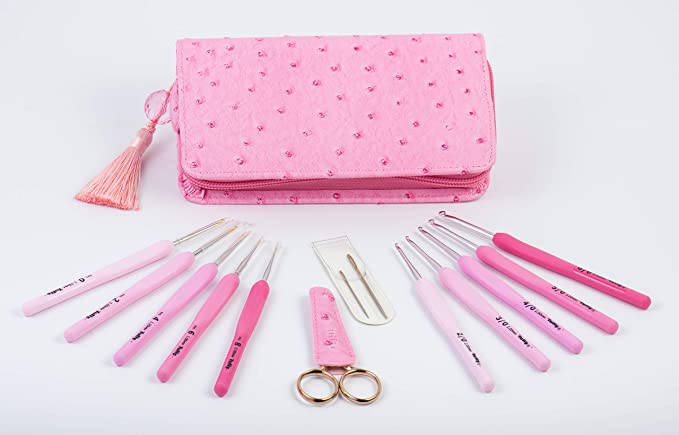 Conjunto de agulhas de croché e acessórios rosa com bolsa cor-de-rosa texturizada