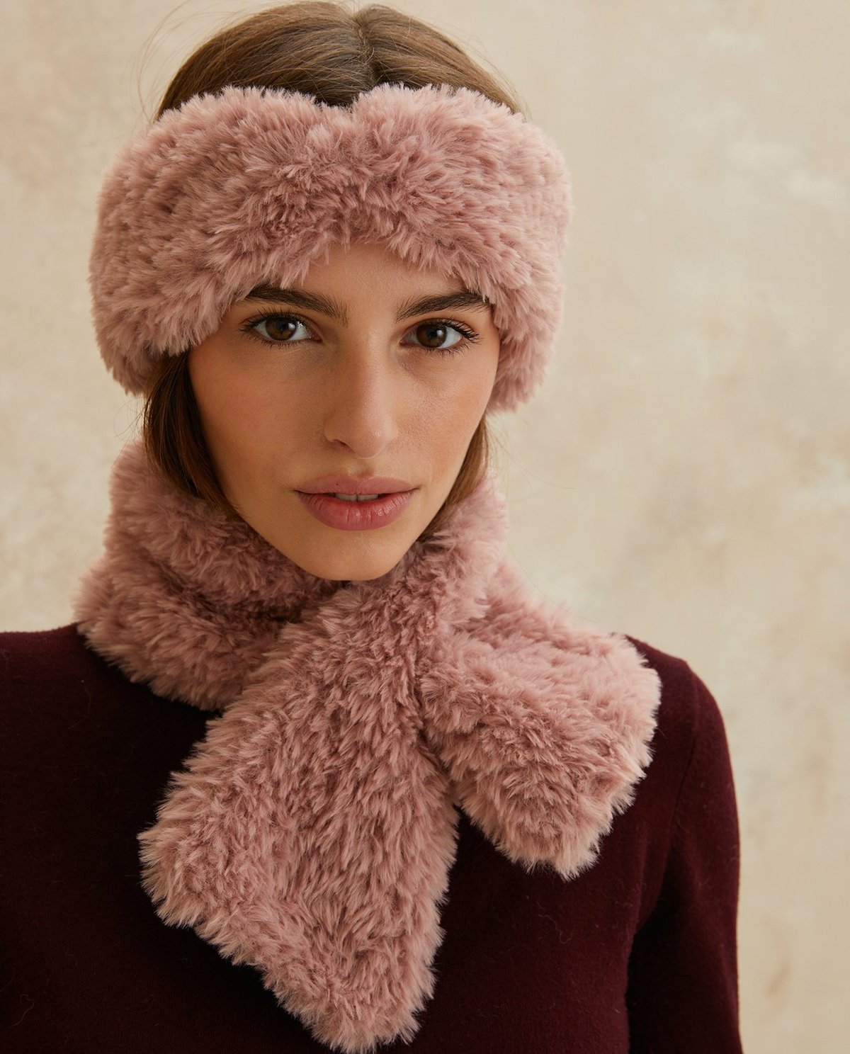 Mulher com faixa para cabeça e cachecol felpudo rosa velho