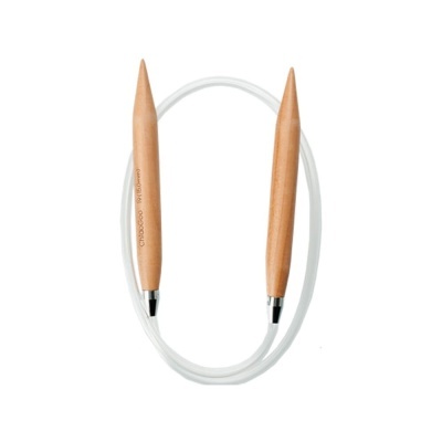 Pontos de tricô circulares de madeira clara com cabo branco