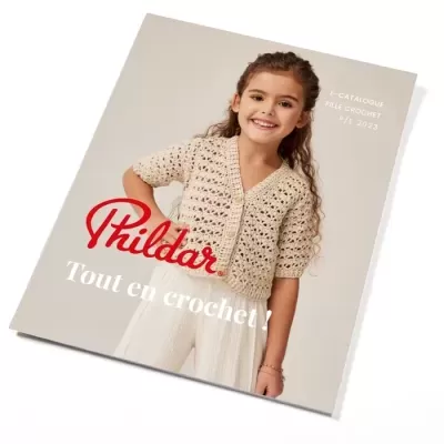 Capa de catálogo com menina a usar cardigan bege em crochet e calças brancas