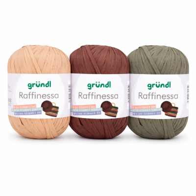 Três novelos de fio Raffinessa da gründl nas cores bege claro, castanho e verde-oliva com etiquetas brancas.