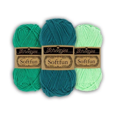 Três novelos de lã Softfun da Scheepjes em tons de verde com etiquetas de papel kraft