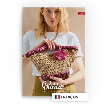 Capa de livro ou revista com mulher a segurar mala crochet bege, rosa e castanho