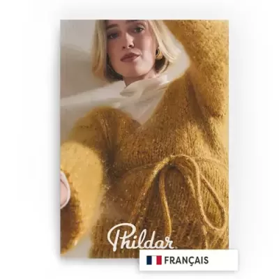 Mulher com suéter amarelo mostarda de malha com cordão, sobre blusa branca, fundo neutro, texto Phildar e FRANÇAIS