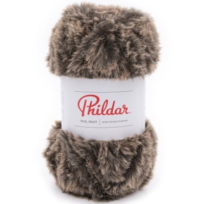 Ovillo de fio peludo cinza e castanho com etiqueta Phildar sobre fundo branco