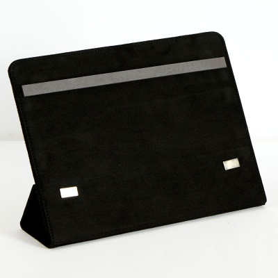 Suporte preto para tablet ou ecrã digital em posição inclinada