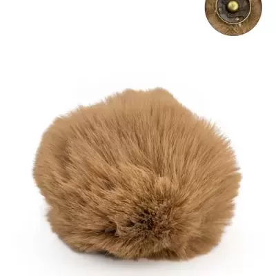 Pompom castanho claro macio com fecho metálico dourado