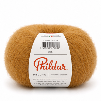 Novelo de fio de lã castanho claro com etiqueta branca marca Phildar.