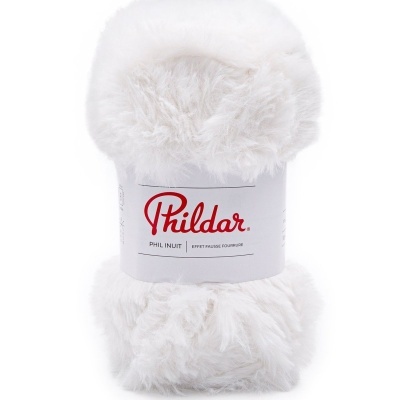 Novelo de fio felpudo branco da marca Phildar com etiqueta.