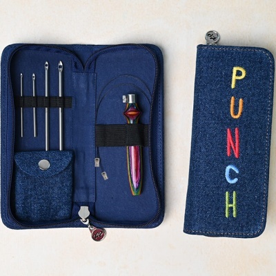 Conjunto de agulhas de croché em bolsa azul com bordado colorido PUNCH