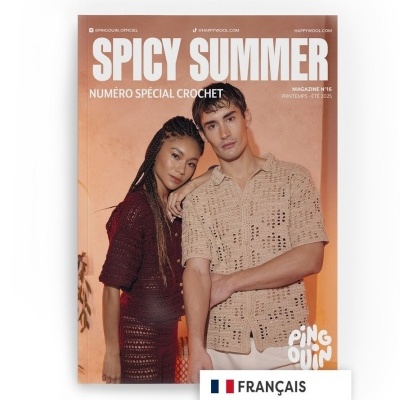 Revista SPICY SUMMER com modelos a usar camisolas de crochet bege e bordô em fundo laranja.