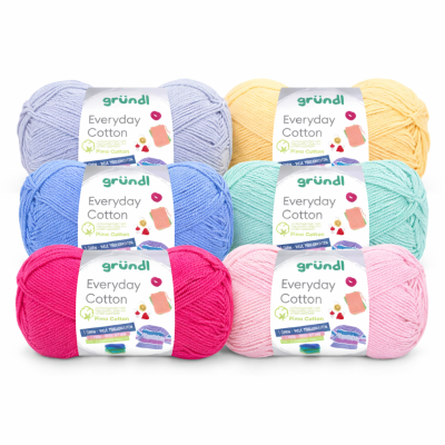 Seis novelos de fio de algodão Everyday Cotton da marca gründl, em várias cores, com etiquetas brancas.
