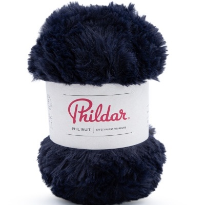 Novelo de lã azul escura da marca Phildar com rótulo branco